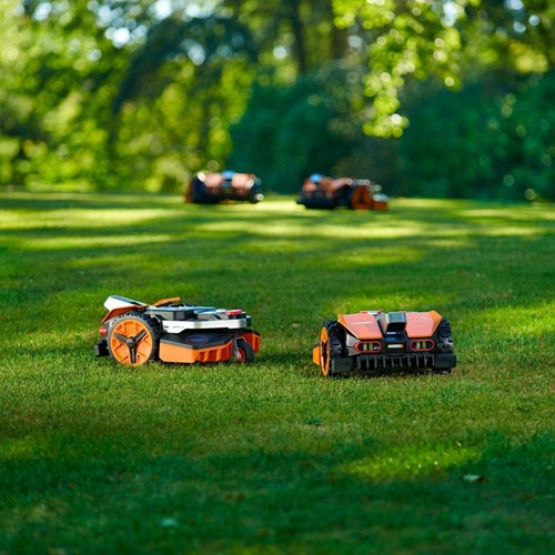 Robot koszący ze sztuczną inteligencją AI i kamerą rozpoznającą otoczenie